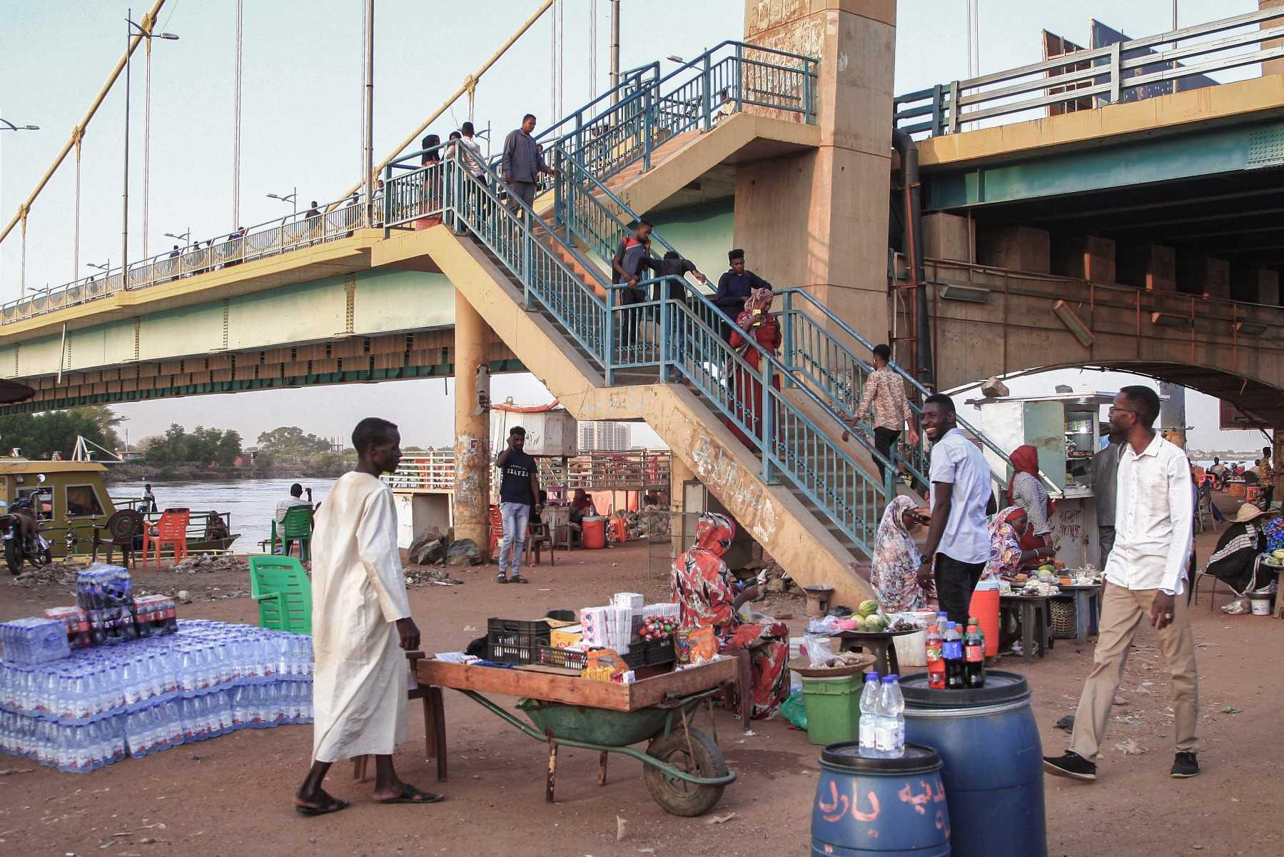 Suasana di Jambatan Tuti yang menghubungkan ibu negara Sudan, Khartoum dengan Pulau Tuti menyeberangi Sungai Nil. Gambar: AFP