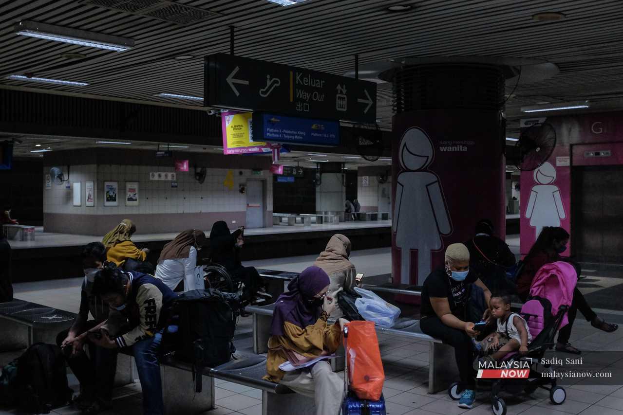 Di ruangan dalam platform menunggu, hanya lampu malap menemani penumpang yang sedang menunggu tren.