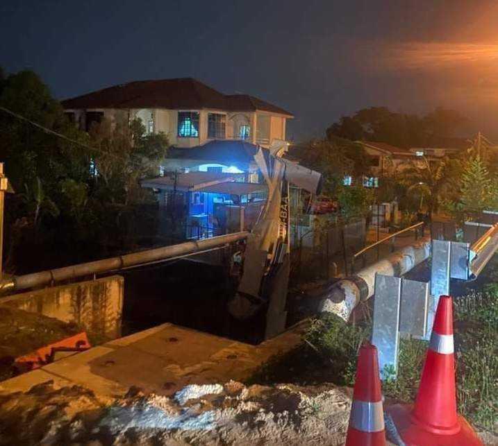 Gambar tular di media sosial pesawat ringan yang terhempas di kawasan Sungai Rokam, Medan Gopeng, Ipoh.