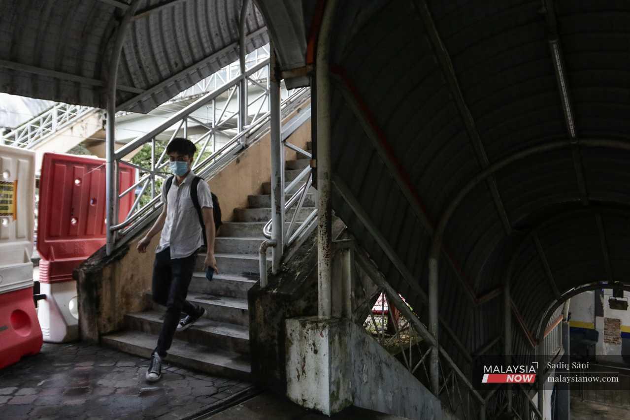 At the Seputeh station, the stairways are old, dark and covered in patches of moss and mould.