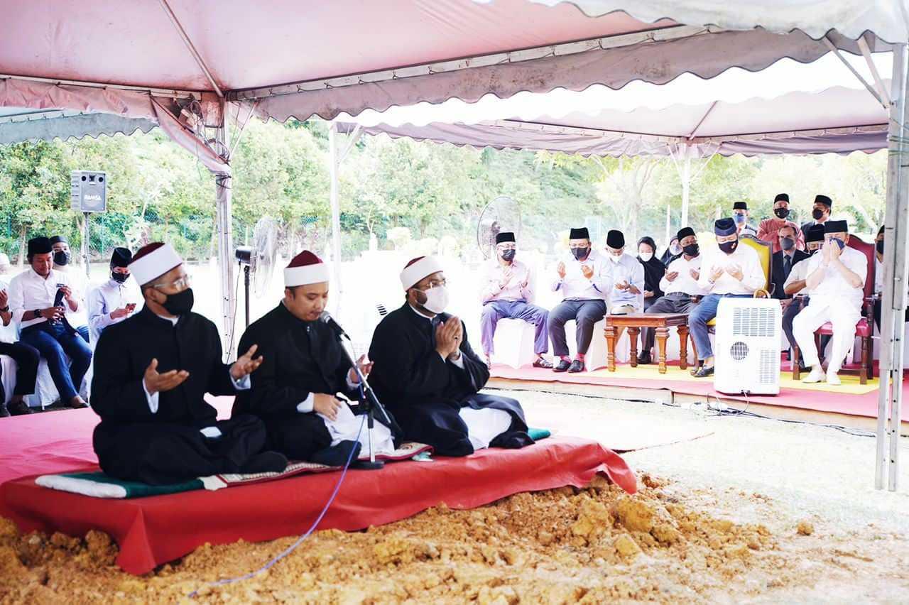 Jenazah bekas menteri besar Khalid Ibrahim selesai disemadikan pada pukul 2.30 petang di Makam Diraja Shah Alam. Gambar: Facebook