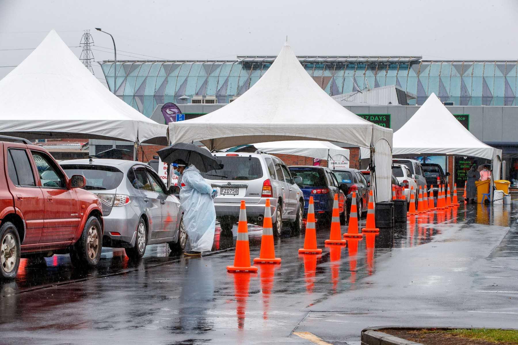 Motorists queue at the Otara testing station in Auckland on Feb 15, 2021. Photo: AFP