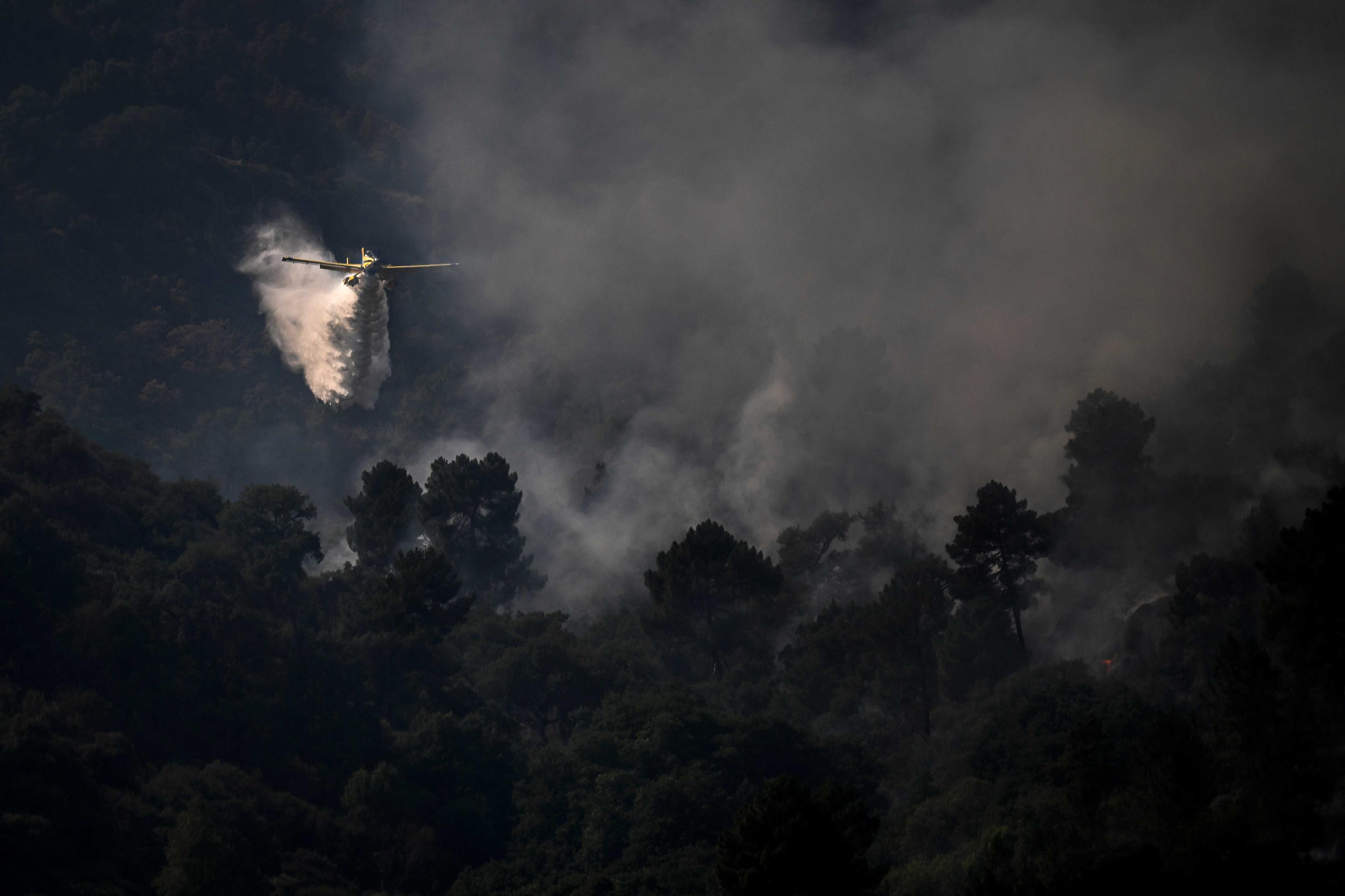 An Air Tractor AT-802F 'Fire Boss' firefighting airplane drops water on a wildfire near the village of Murca in the north of Portugal, on July 20. Photo: AFP 