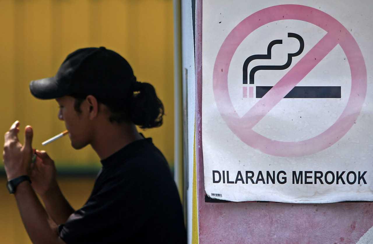RUU kawalan tembakau dan merokok yang dibentang di Parlimen dikatakan akan membendung tabiat merokok di Malaysia, terutama bagi generasi muda. Gambar: Bernama