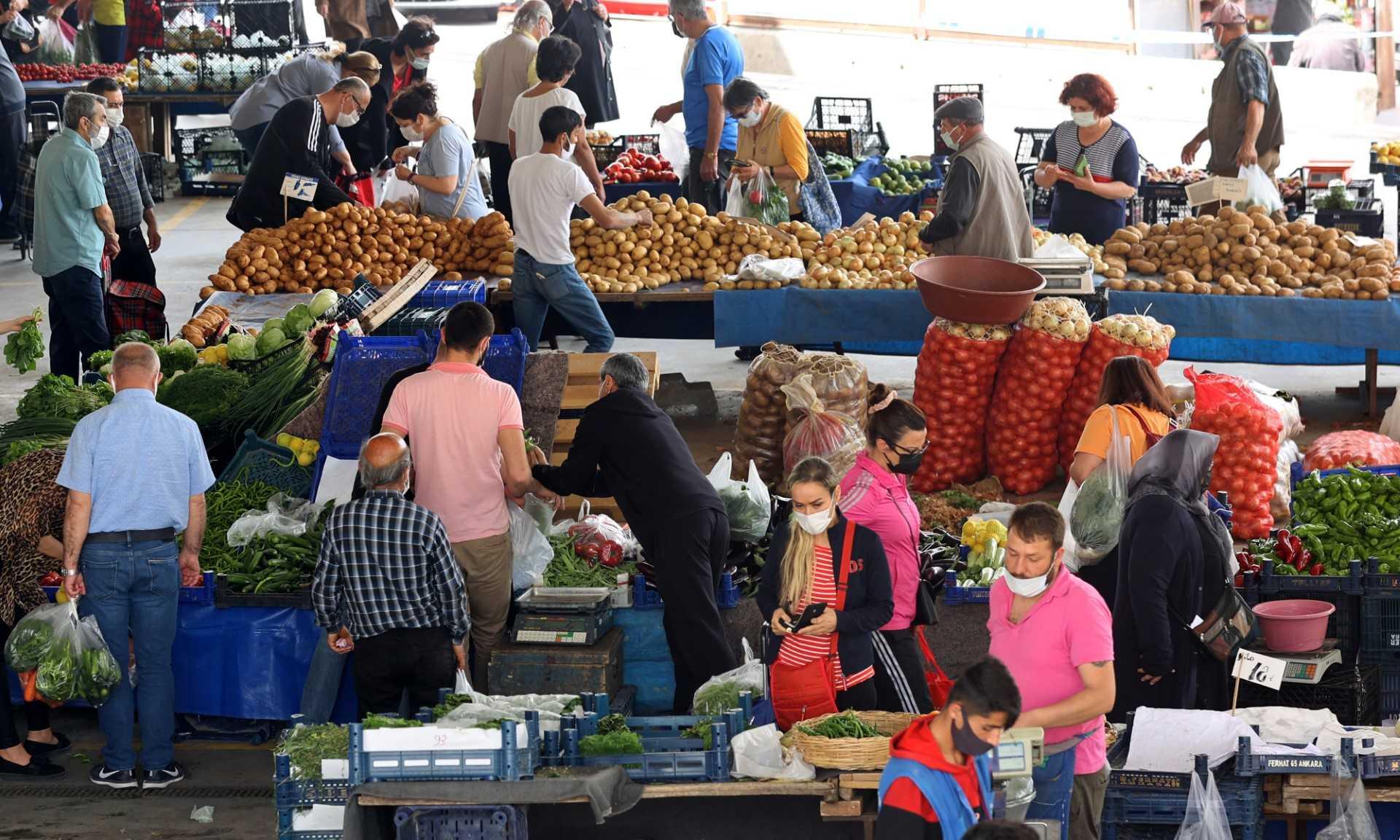 People shop at an open air market after they were re-opened across Turkey amid an economic downturn with double digit inflation, in Ankara on May 8, 2021. Photo: AFP