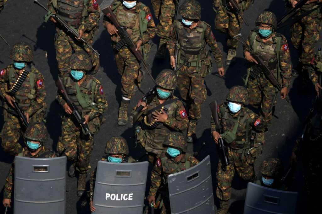 Myanmar soldiers from the 77th light infantry division walk along a street in Yangon, Myanmar, Feb 28, 2021. Photo: Reuters