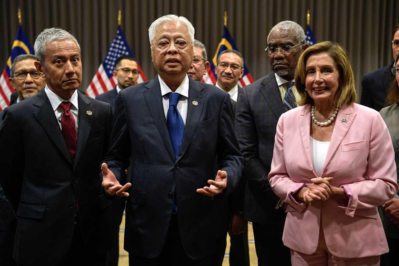 Prime Minister Ismail Sabri Yaakob speaks at a luncheon with US House of Representatives Speaker Nancy Pelosi and Dewan Rakyat Speaker Azhar Harun (left). Photo: Bernama