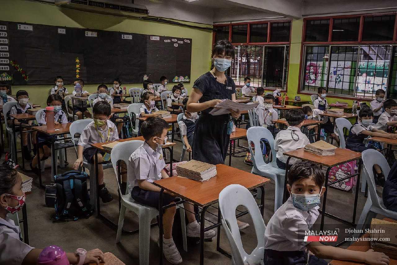 Guru kelas bersama murid-murid ketika sesi persekolahan. 