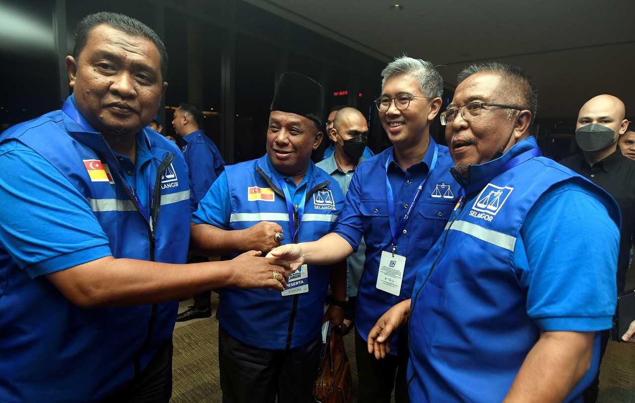 Finance Minister Tengku Zafrul Aziz (second right) at the closing ceremony of the 2022 Selangor Barisan Nasional convention in Shah Alam, where he was announced as the treasurer for BN in the state on July 31. Photo: Bernama
