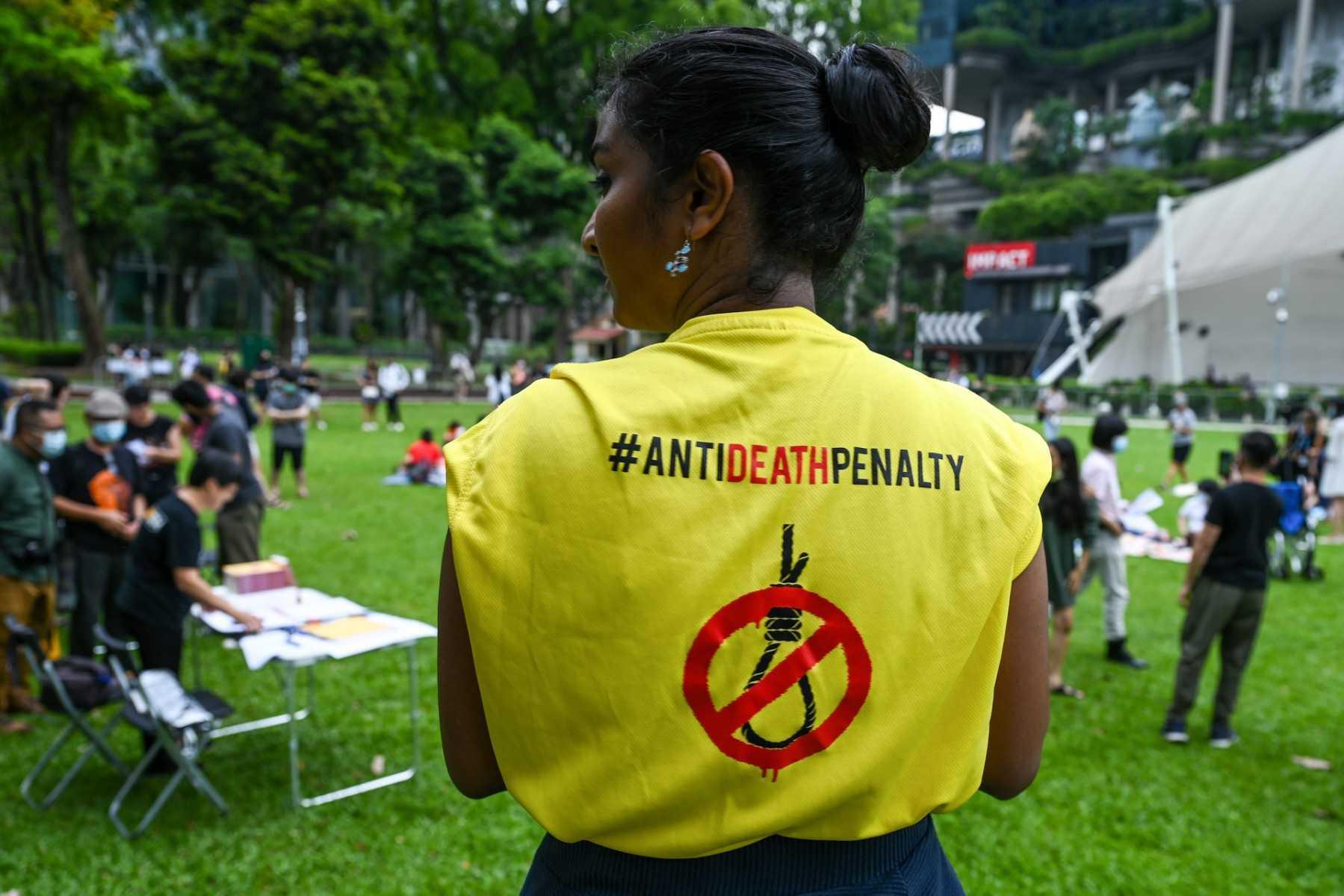 Seorang aktivis memakai kemeja yang memaparkan bantahan terhadap hukuman mati ketika demonstrasi di Speakers' Corner di Singapura pada 3 April. Gambar: AFP