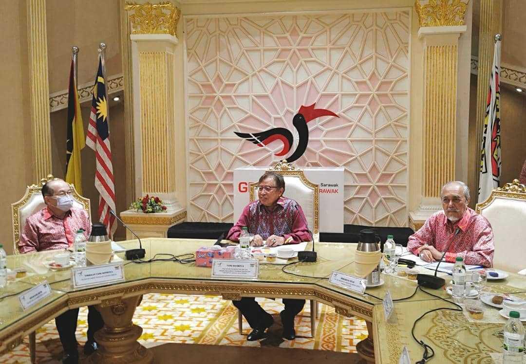 Presiden PBB Abang Johari Openg (tengah) bersama timbalannya Douglas Uggah dan pengerusi tetap Mohamad Asfia Awang Nassar di Kuching.