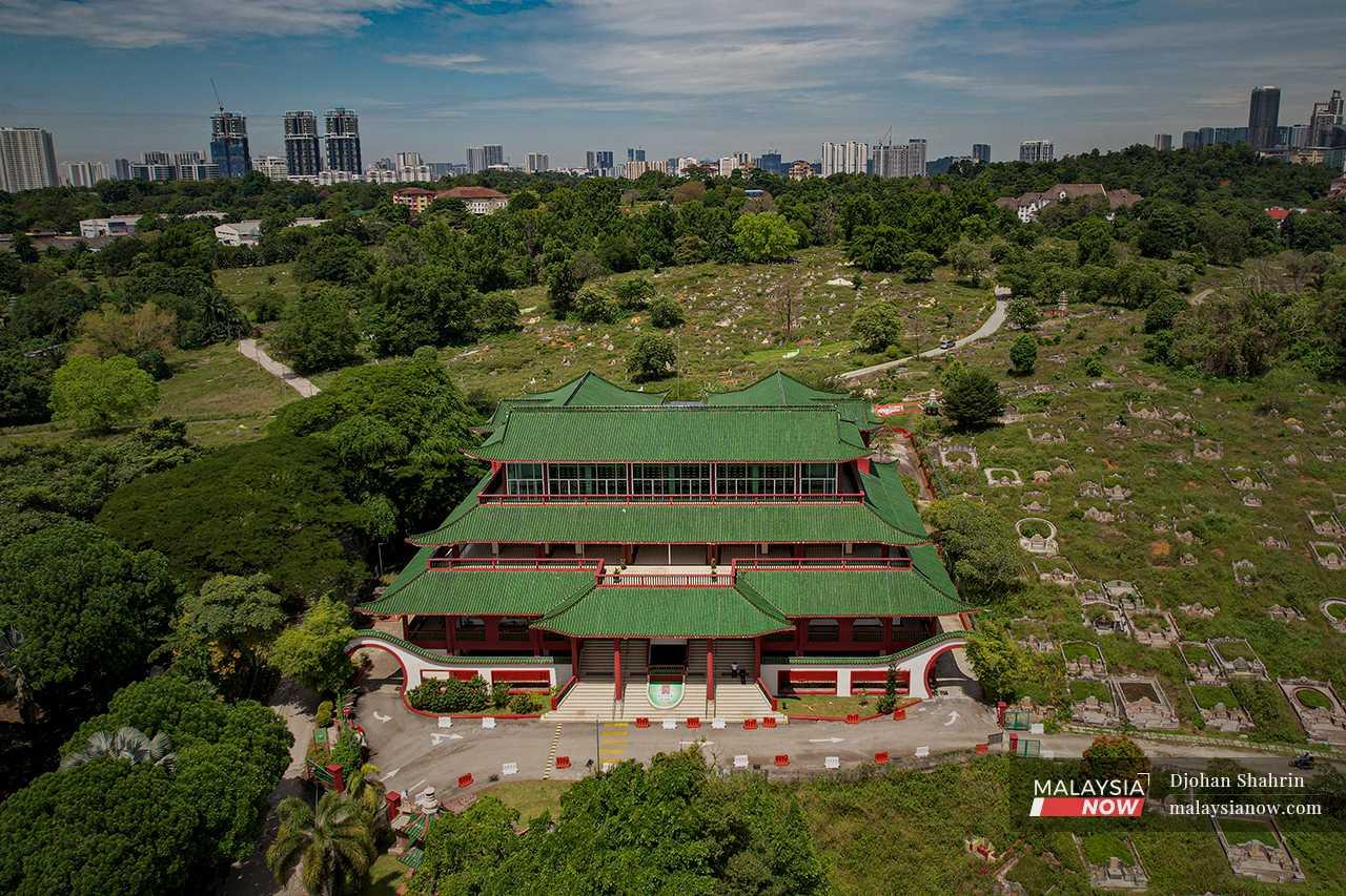 An aerial view of the Good Fortune Pavilion with its striking red trim in Jalan Kerayong, Bukit Seputih. It was built by the Selangor and Kuala Lumpur Hokkien Association as a Chinese funeral home and a place to honour those who have passed on. 
