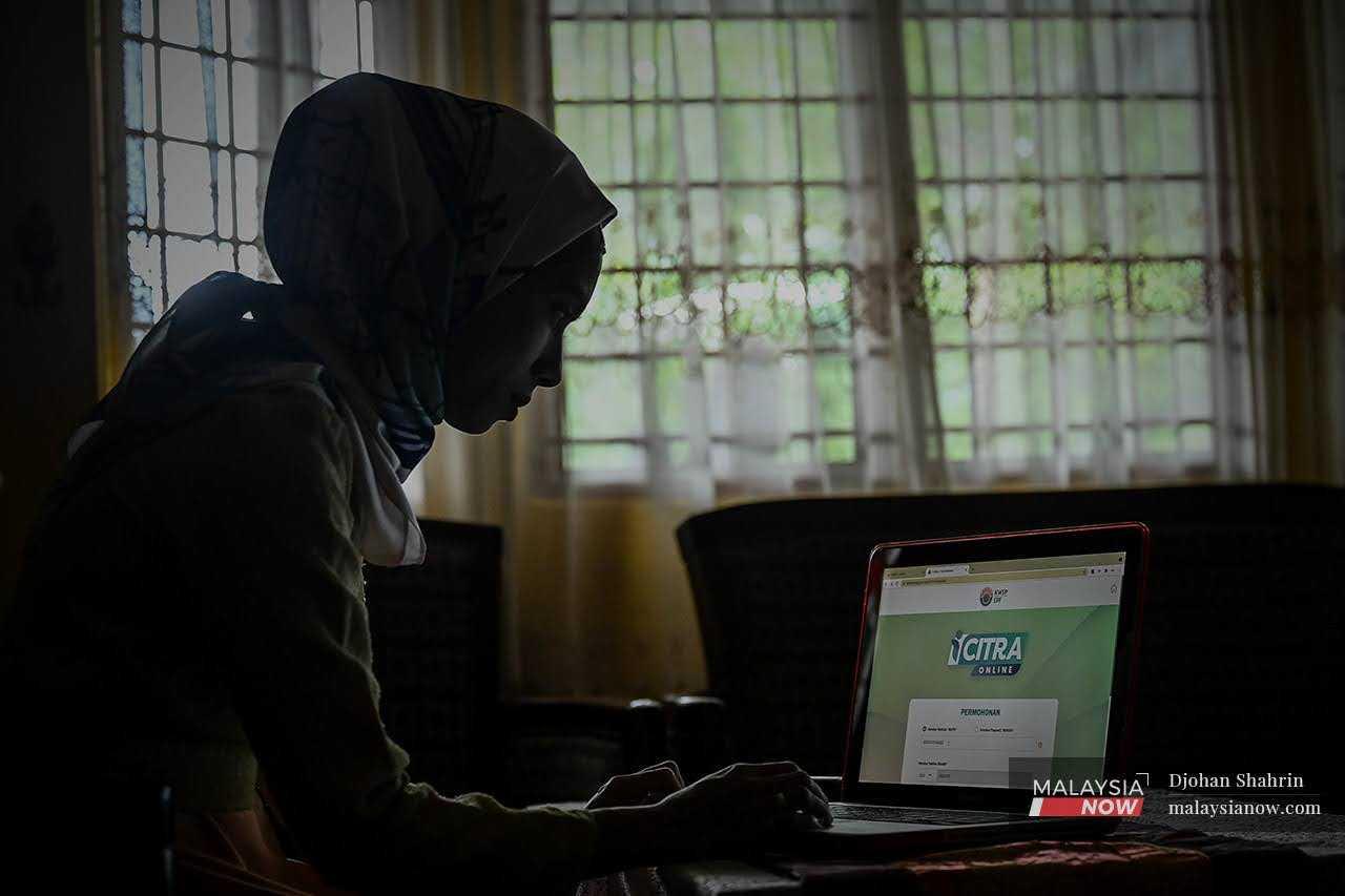 A woman registers online to make withdrawals from her Employees Provident Fund under the i-Citra programme.