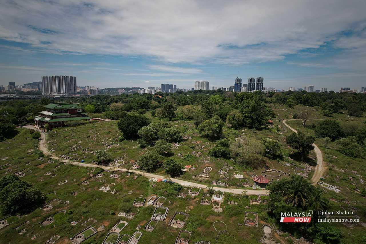 In the middle, surrounded by the hustle and bustle of Kuala Lumpur, is the Hokkien burial ground. There, the small paths are quiet and birds call to each other from deep within the trees. 