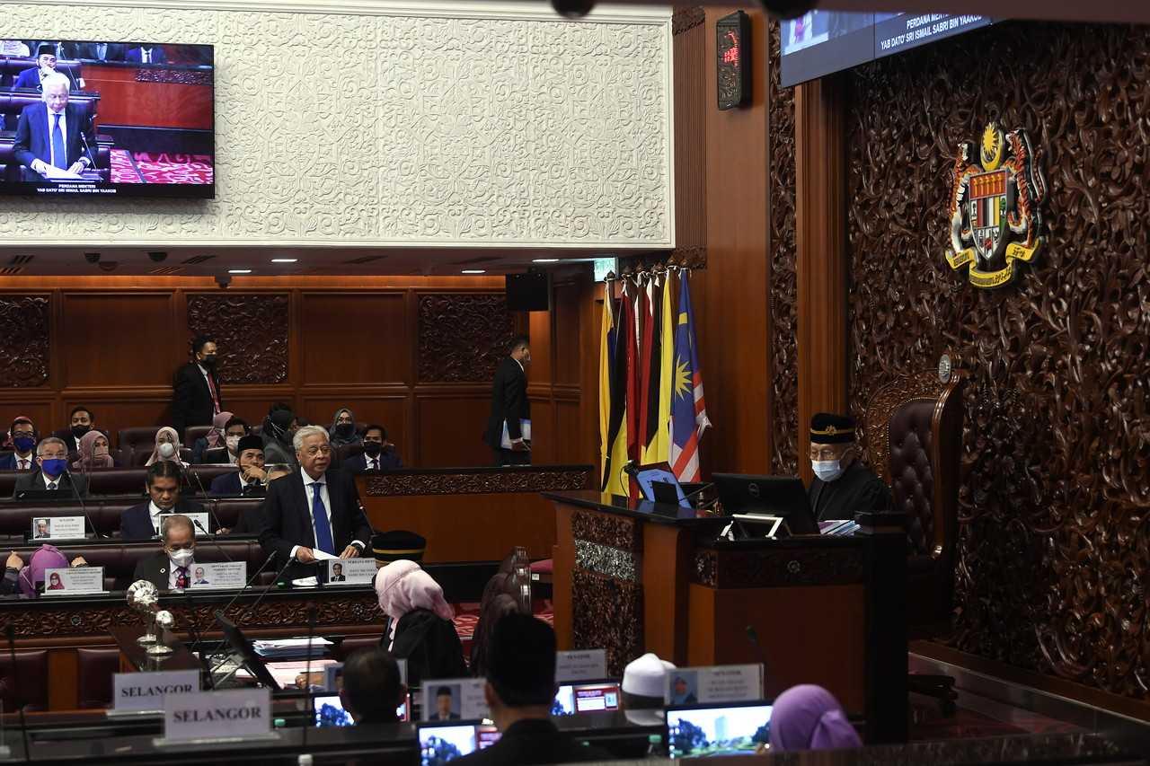 Perdana Menteri Ismail Sabri Yaakob membentangkan RUU anti lompat parti di Dewan Negara hari ini. Gambar: Bernama