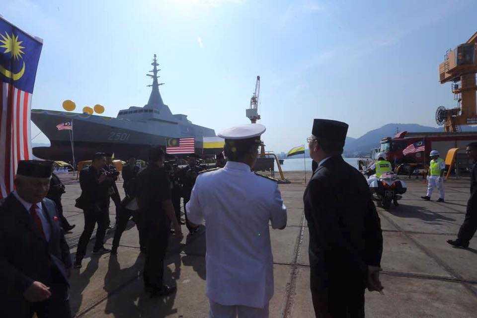 Menteri Pertahanan Hishammuddin Hussein ketika pelancaran KD Maharajalela pada 2017. Projek kapal tempur pesisir bagi kegunaan tentera laut yang tidak siap kini hangat dibahaskan. Gambar: Facebook