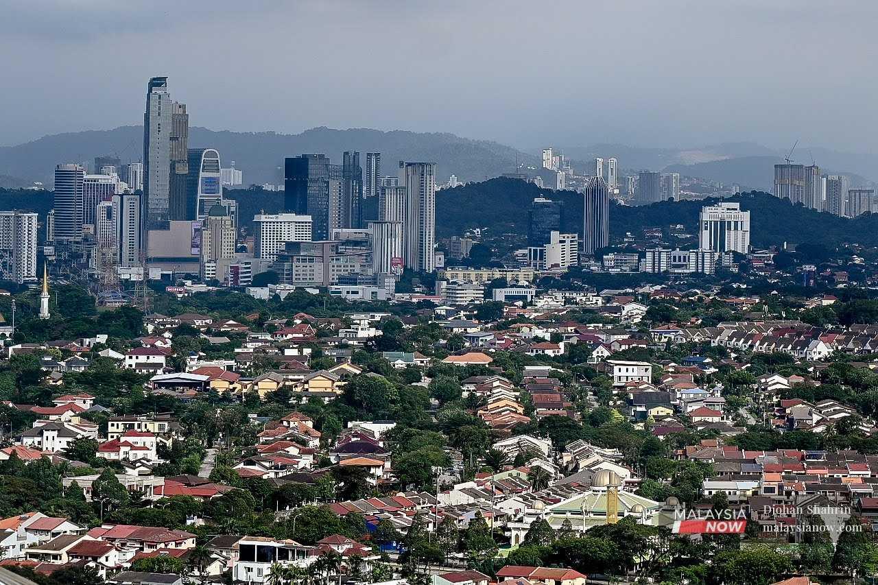Pemandangan kawasan perumahan di Seksyen 54 dan Jalan Utara di Petaling Jaya, Selangor.