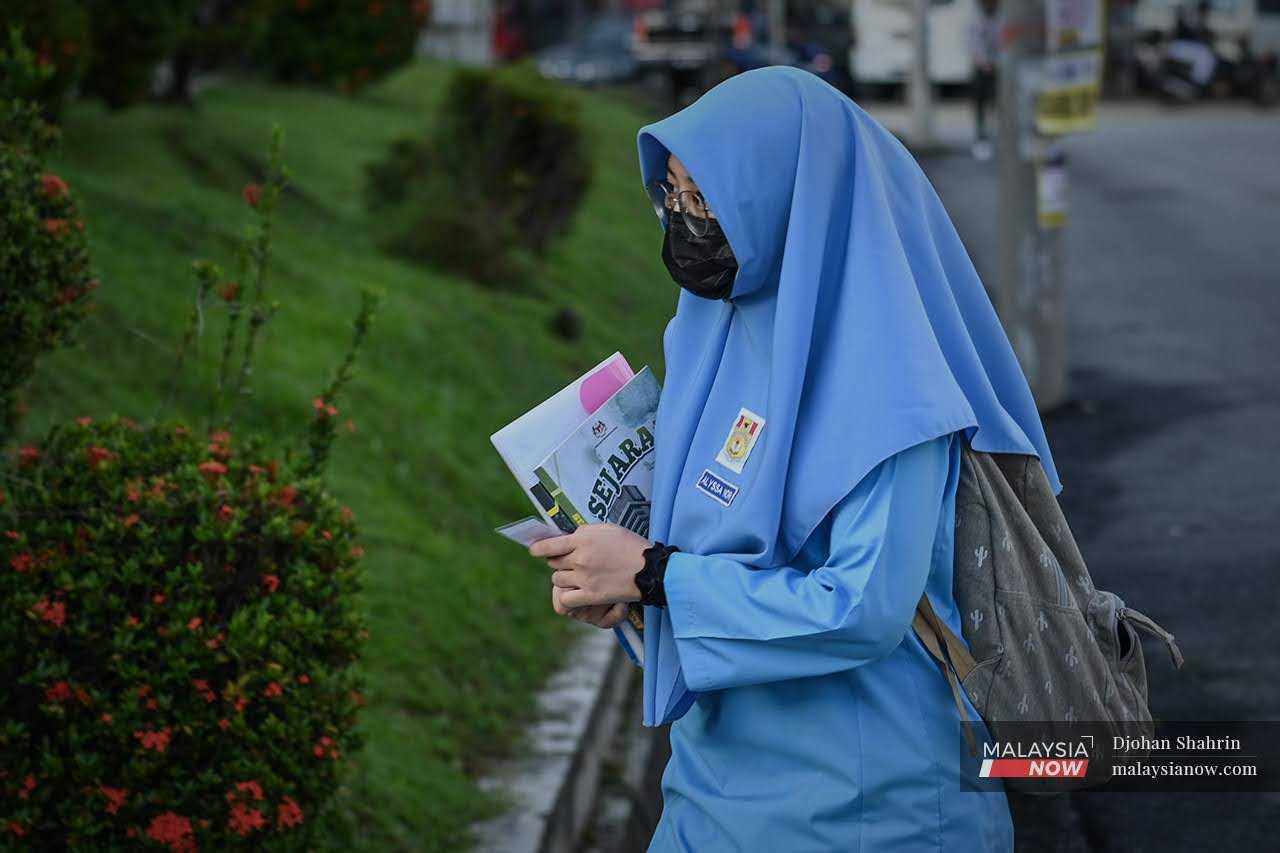 Calon Sijil Tinggi Persekolahan Malaysia boleh mengambil slip keputusan bermula 12.00 tengah hari di sekolah masing-masing.