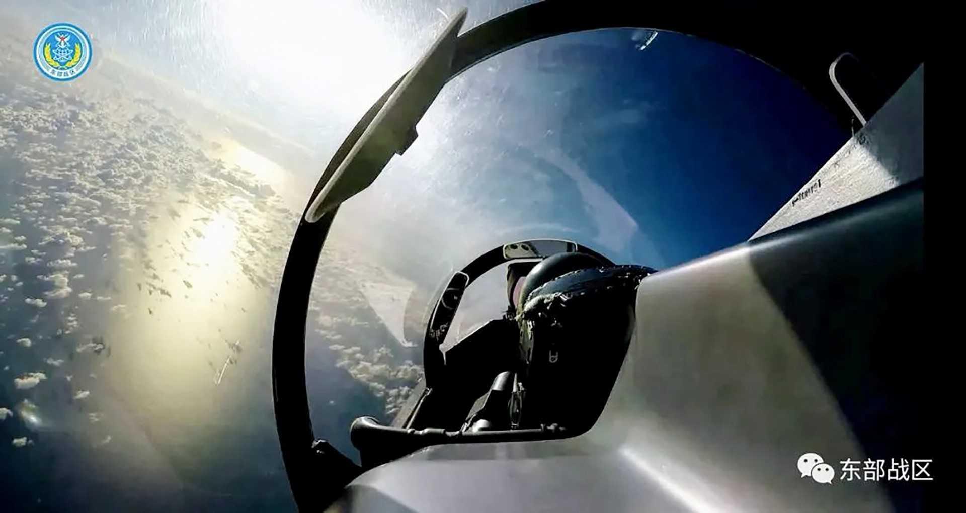 Gambar yang dikeluarkan oleh tentera China menunjukkan latihan pesawat tempur di sekitar kawasan yang dirahsiakan. Gambar: AFP