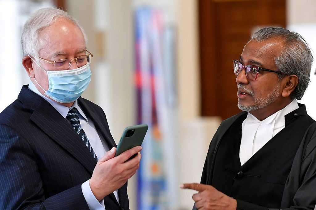 Bekas perdana menteri Najib Razak dan peguam Muhammad Shafee Abdullah. Gambar: Bernama