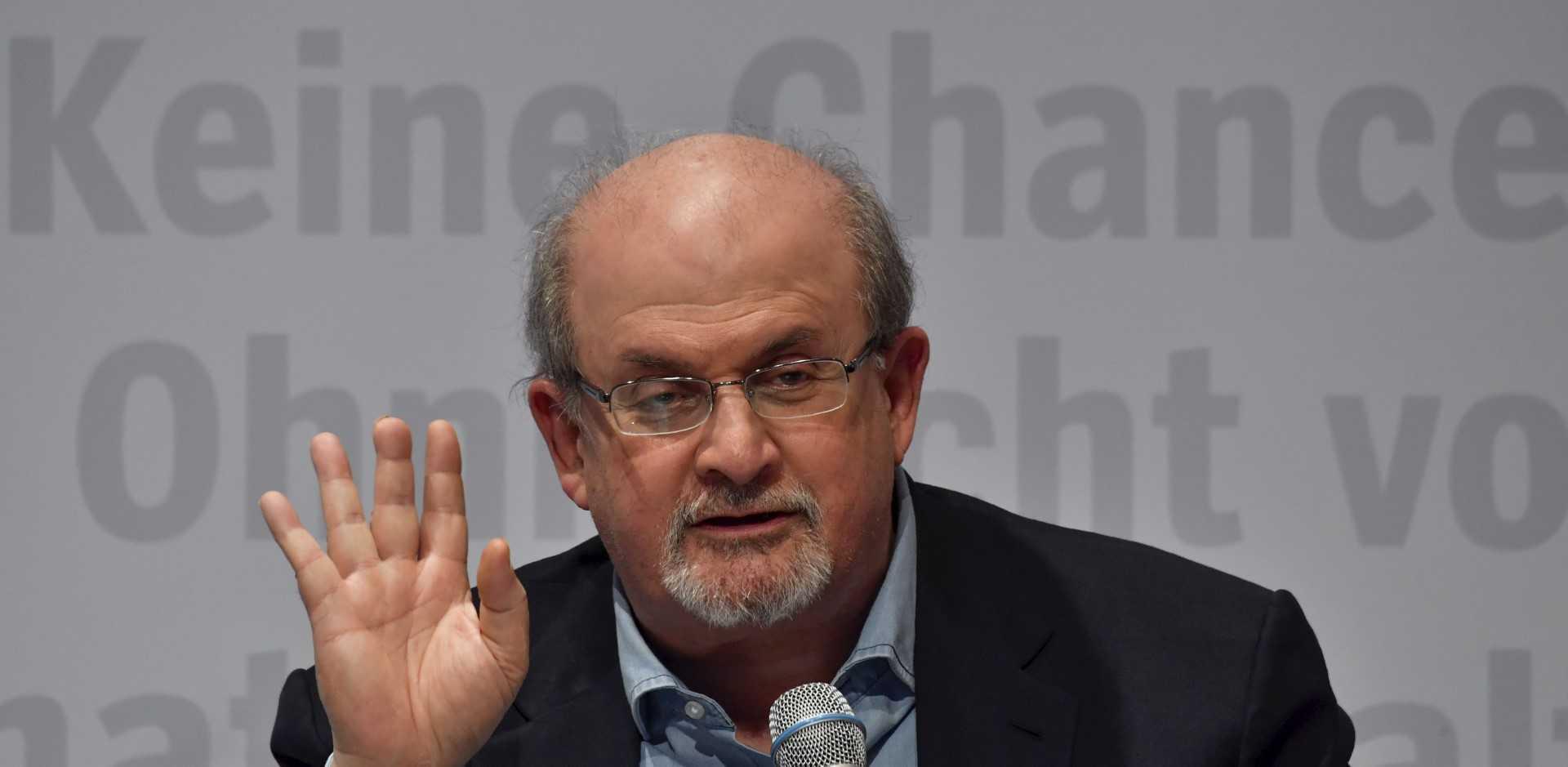 Novelis Salman Rushdie ketika berucap di Frankfurt Book Fair 2017, Jerman pada 12 Oktober 2017. Gambar: AFP
