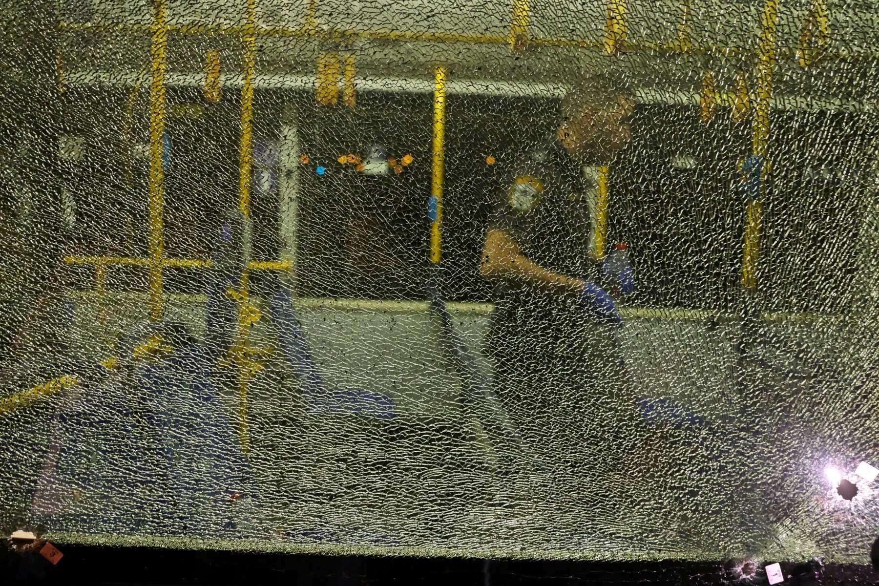 Seorang anggota keselamatan Israel memeriksa sebuah bas di Jerusalem pada 14 Ogos. Gambar: AFP