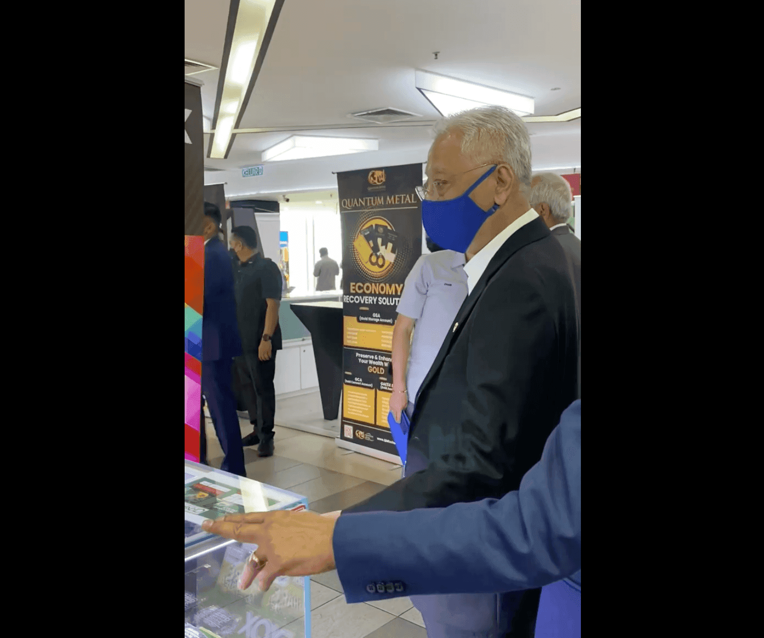 Prime Minister Ismail Sabri Yaakob visits a shop at Mara Digital in Kuala Lumpur yesterday.