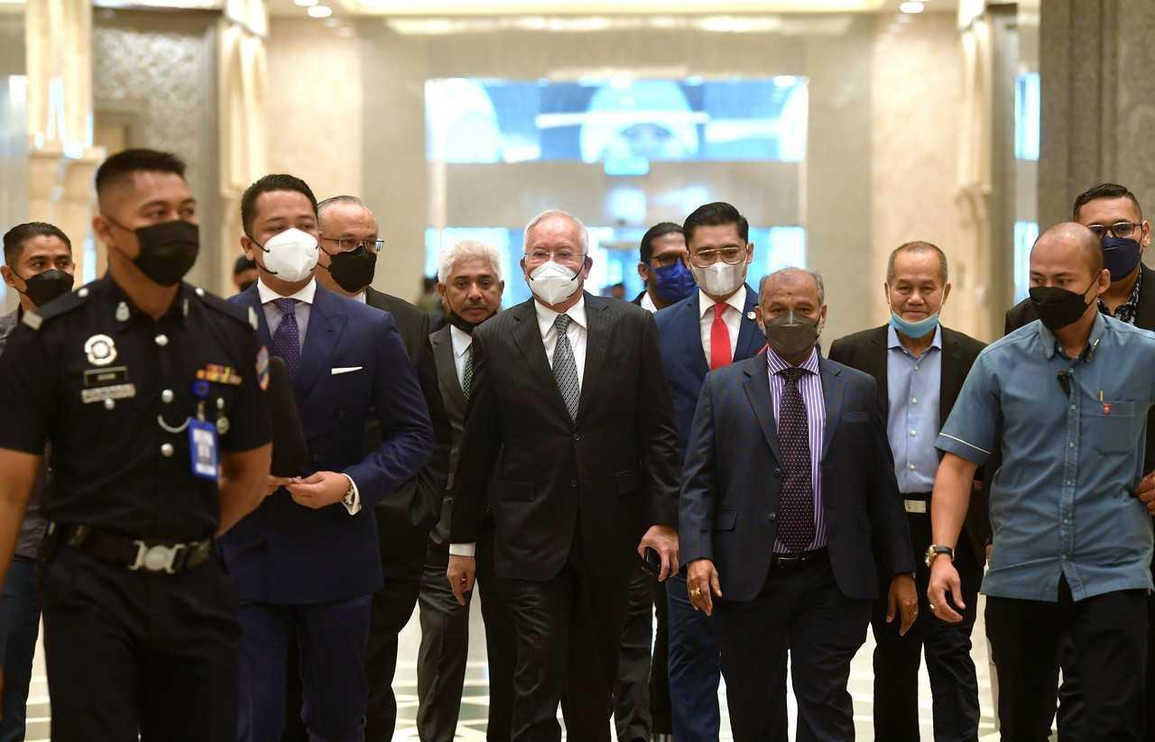Bekas perdana menteri Najib Razak (tengah) di Mahkamah Persekutuan di Putrajaya hari ini. Gambar: Bernama