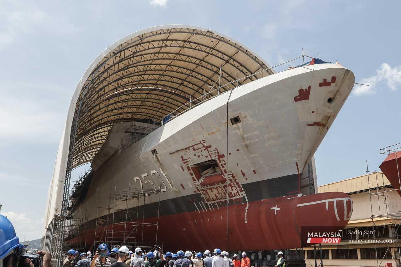 The first LCS, still under construction, lies at the dock in Lumut. Measuring 111m with a displacement value of 3,100 tonnes, it will be the largest and most modern surface combatant in the navy so far once delivered – longer and more capable than the Lekiu-class frigate. 