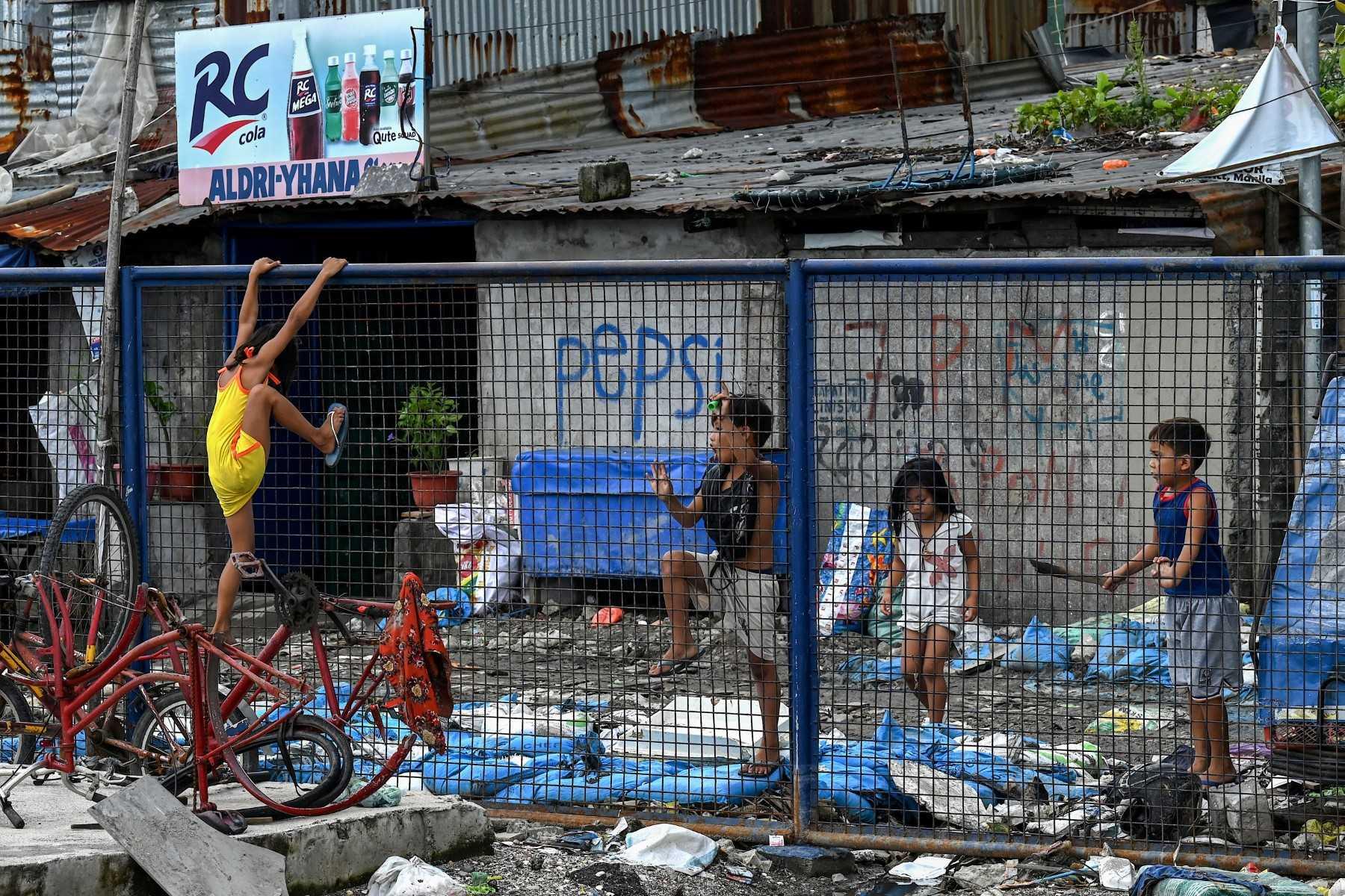 Kanak-kanak bermain di sebuah kejiranan di bandar Manila, Filipina. Gambar: AFP