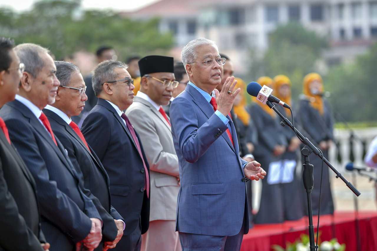 Perdana Menteri Ismail Sabri Yaakob berucap di hadapan penjawat awam di Putrajaya hari ini. Gambar: Bernama