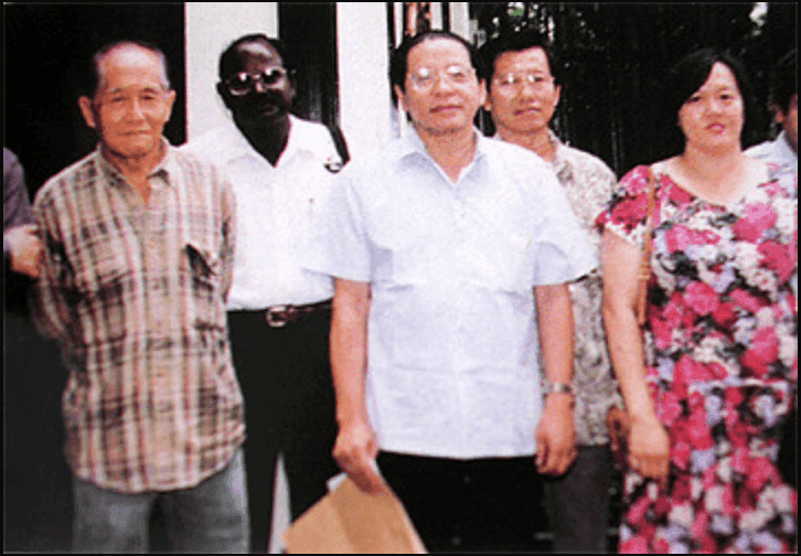 Dr Chen Man Hin (kiri) bersama pemimpin veteran DAP Lim Kit Siang dan lain-lain sewaktu virus Nipah merebak di Bukit Pelanduk, Negeri Sembilan.