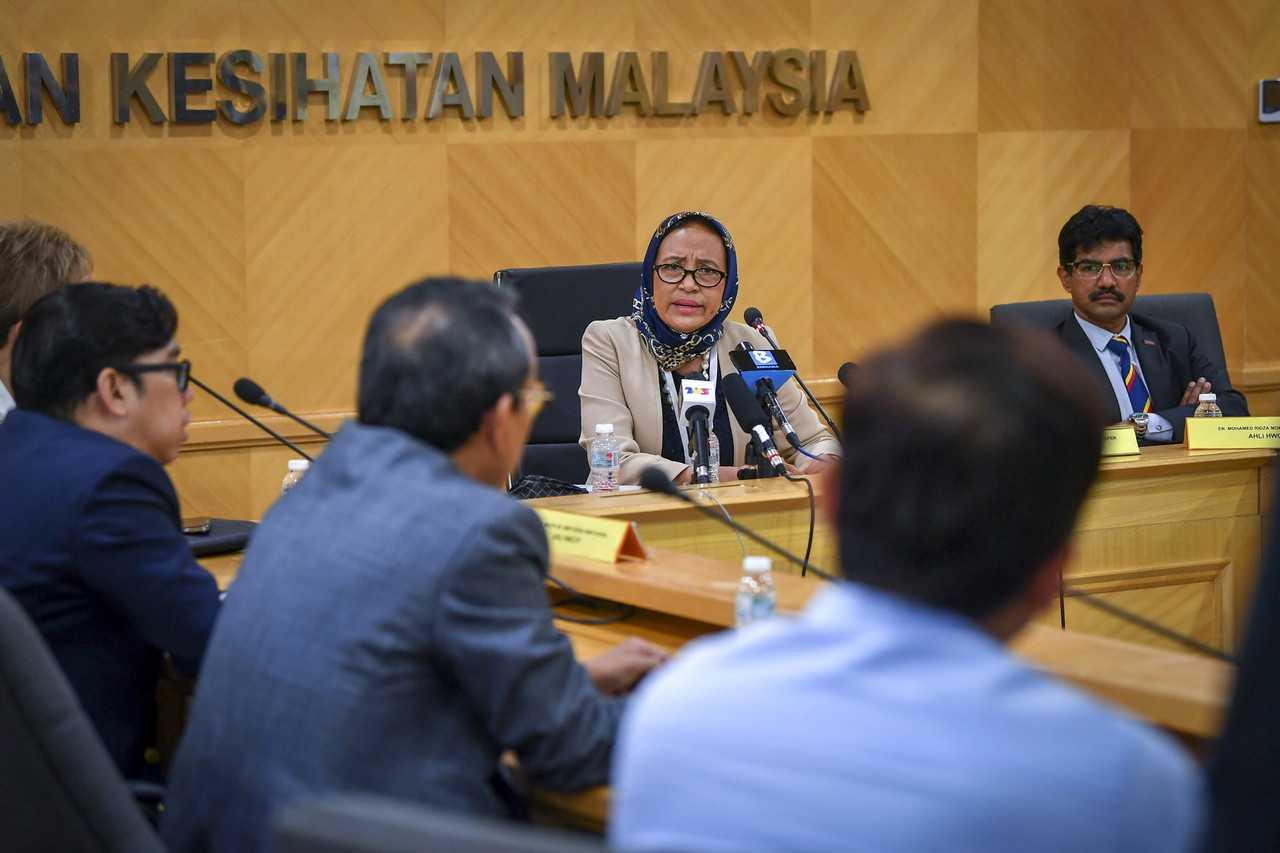 Pengerusi Pasukan Petugas Khas Bagi Penambahbaikan Budaya Kerja Perkhidmatan Kesihatan Siti Hamisah Tapsir memberi taklimat pada sidang media di Putrajaya hari ini. Gambar: Bernama