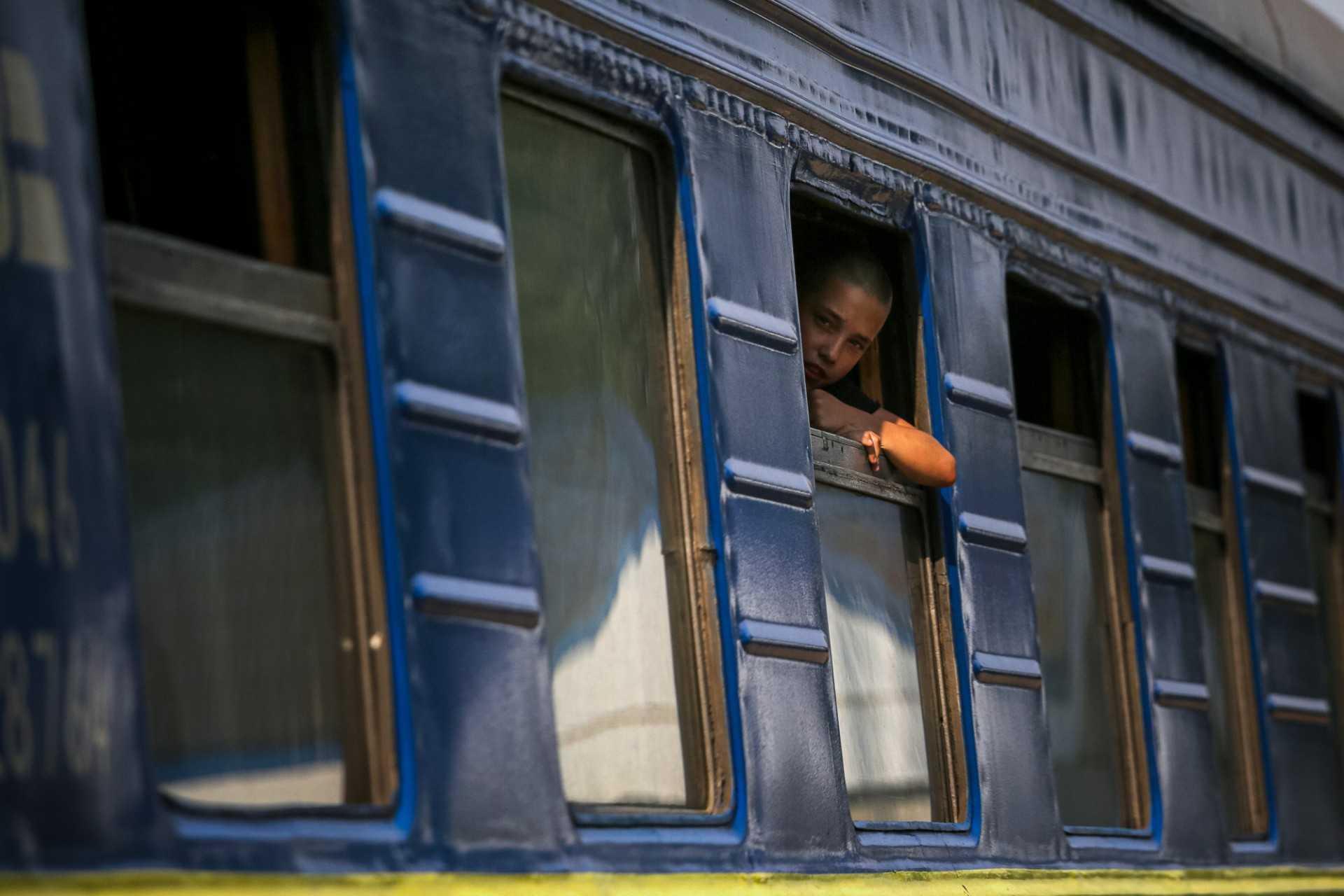 Seorang kanak-kanak melihat keadaan di luar jendela keretapi evakuasi dari Donbas ke barat Ukraine. IMF akan berbincang mengenai pembiayaan baru kepada negara itu yang boleh memanfaatkan ekonomi negara yang kini berdepan ancaman Rusia. Gambar: AFP