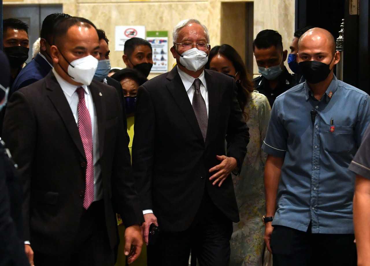 Bekas perdana menteri Najib Razak meninggalkan kamar mahkamah sewaktu perbicaraan berhenti rehat di Mahkamah Persekutuan Putrajaya. Gambar: Bernama