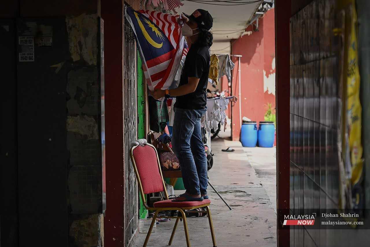 Businesses in Ipoh have been told to fly the Jalur Gemilang in conjunction with National Day or face a RM250 fine. 
