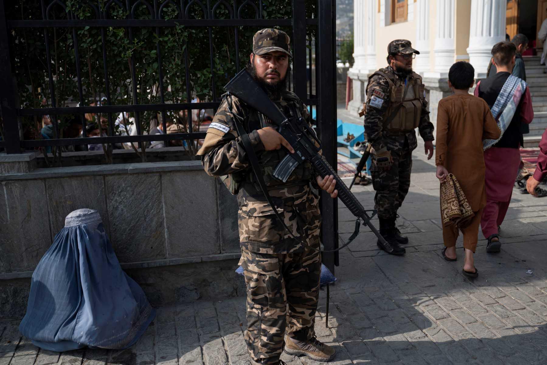 Seorang tentera Taliban berjaga-jaga di kawasan Majid Shah-e-Do Shamsira, Kabul. Pusat bandar itu sering menjadi sasaran serangan Daesh sejak kebelakangan ini. Gambar: AFP