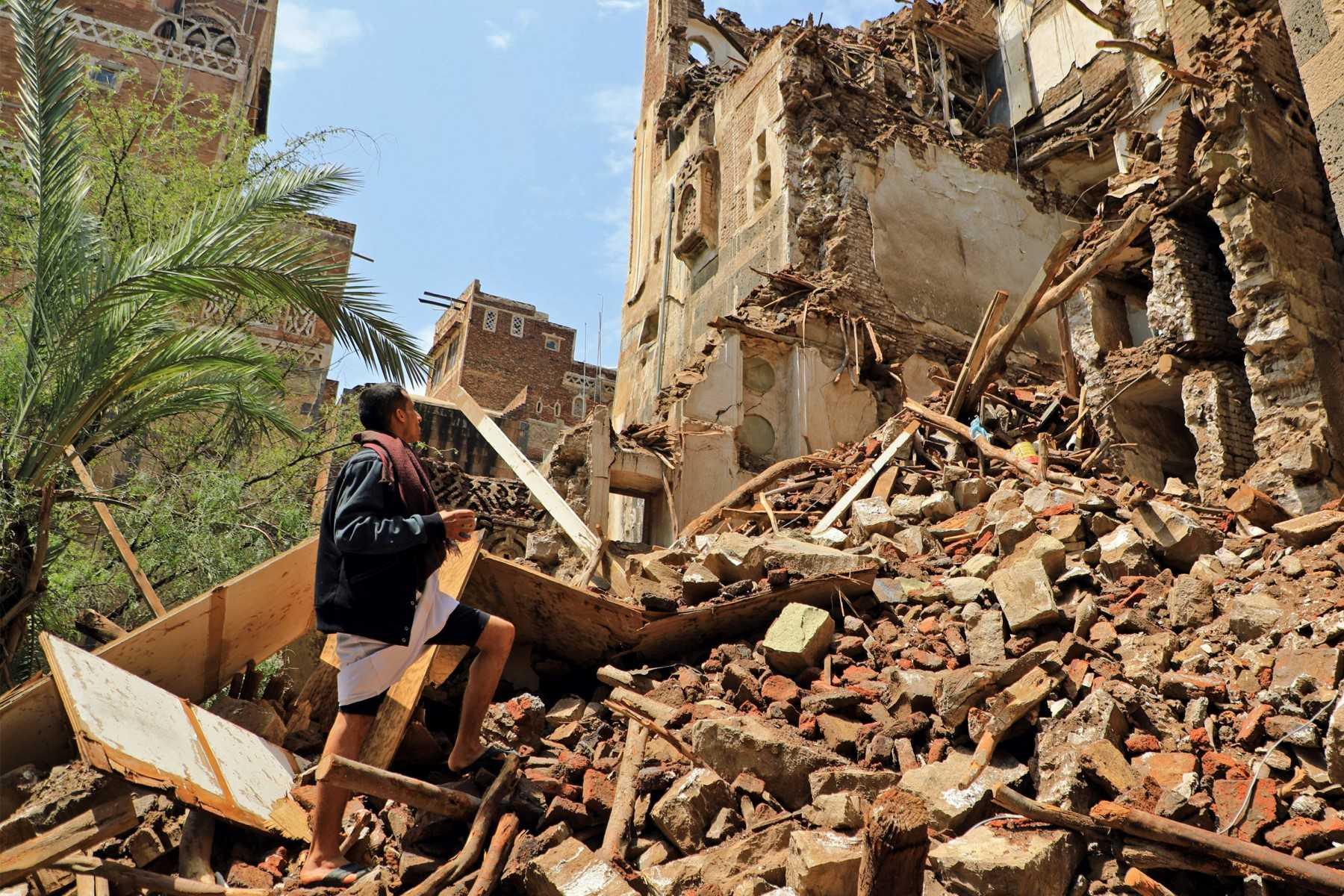 Sebuah bangunan di Sanaa, Yaman runtuh akibat hujan lebat yang melanda negara itu. Gambar: AFP