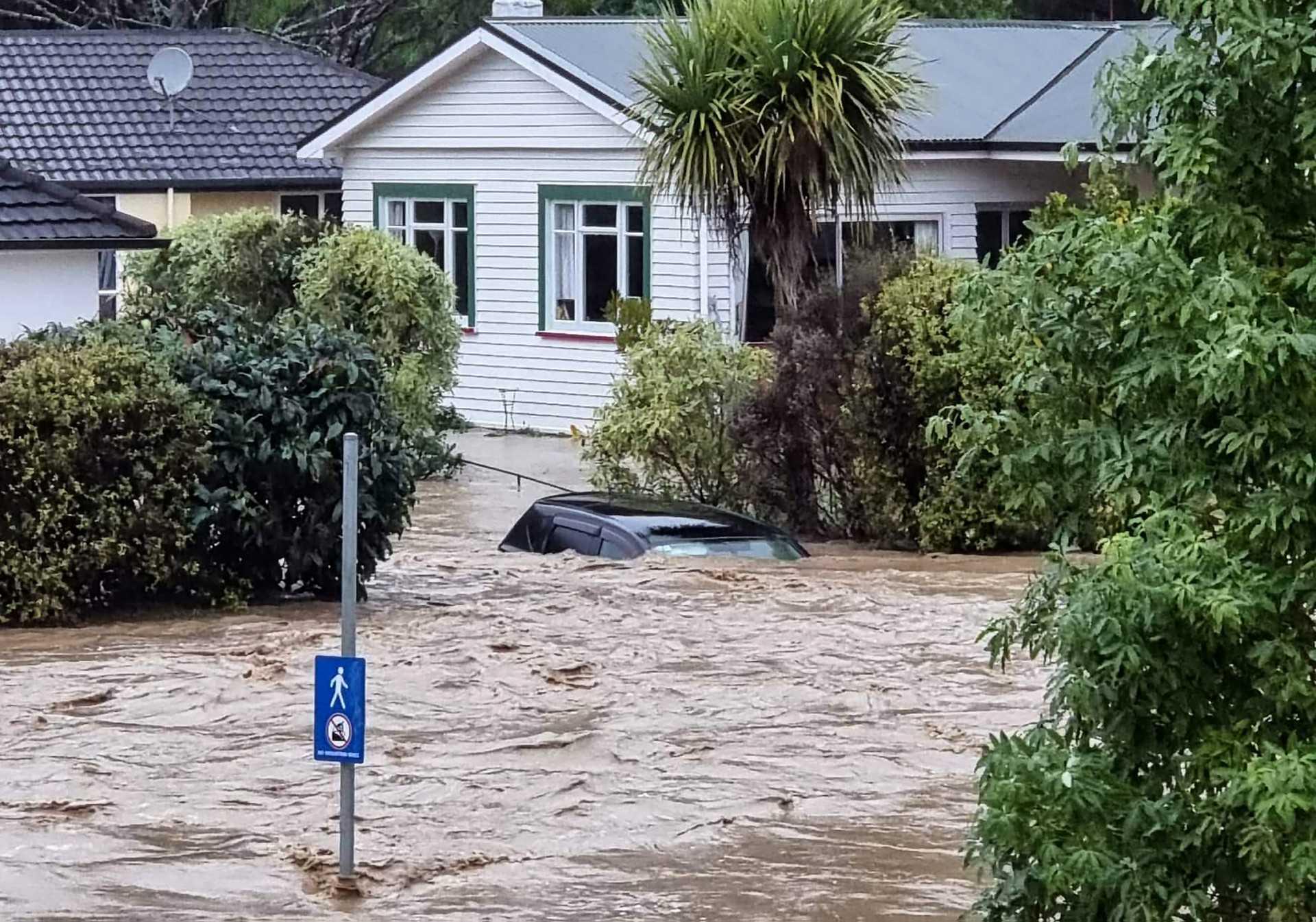 Sebuah kereta tenggelam akibat banjir di pantai barat negara New Zealand. Gambar: AFP