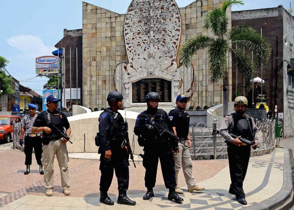Indonesia police stand in front of the monument dedicated to those killed in the 2002 Bali bombing in the tourist district of Kuta near Denpasar on Indonesia's resort island of Bali on Jan 22, 2016. Photo: AFP