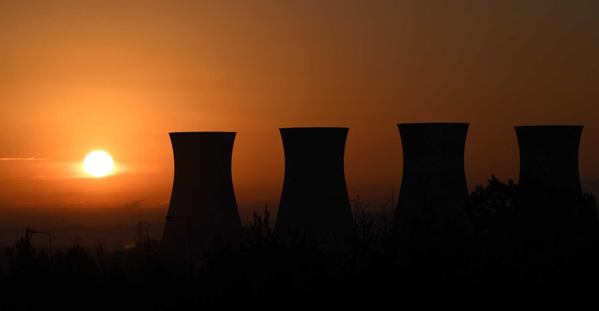 A picture shows cooling towers at the decommissioned Willington Power Station, near the village of Willington in northern England, at sunrise on Oct 29, 2018. Photo: AFP 