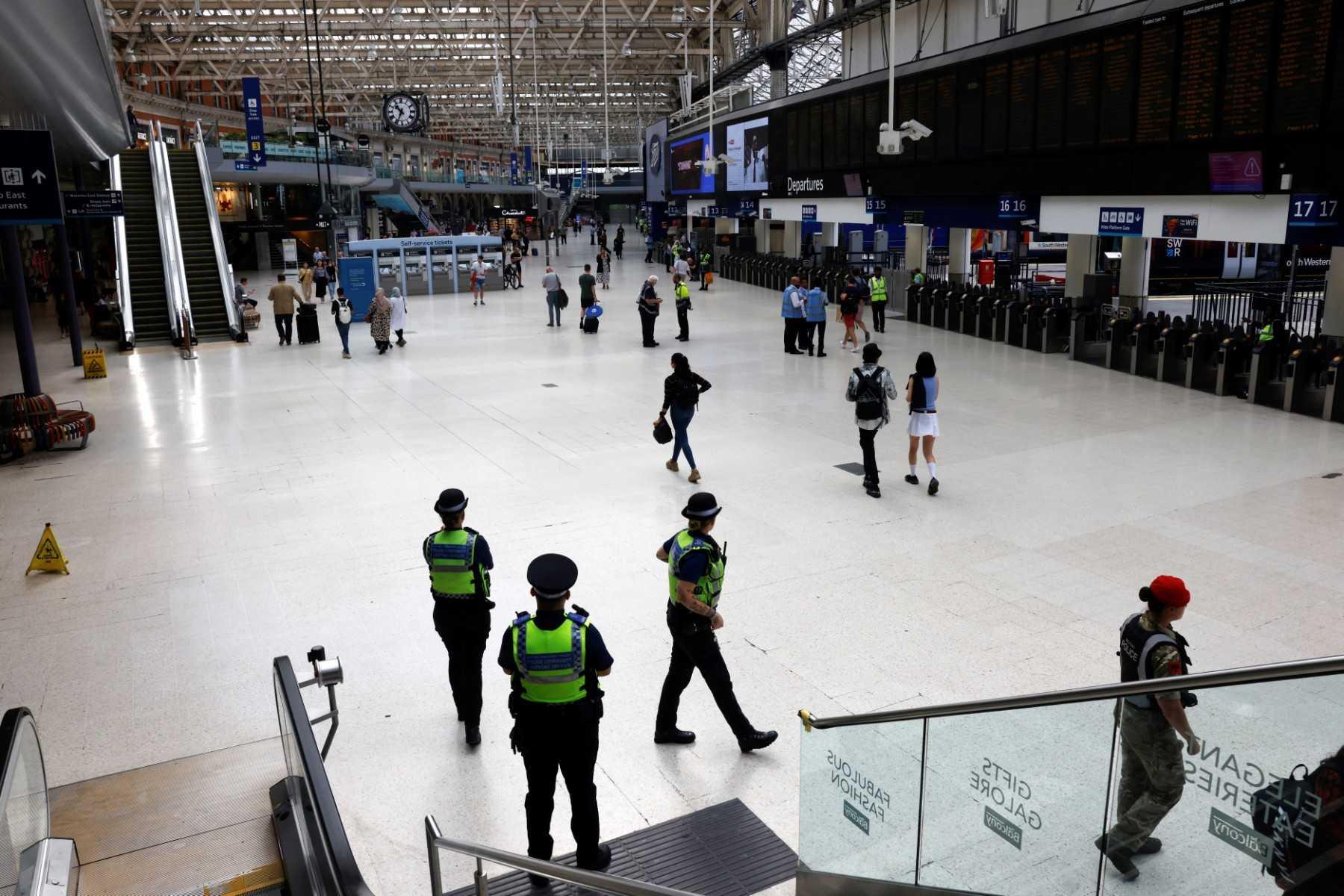 Pegawai polis berkawal di Stesen Waterloo, London pada 18 Ogos selepas rangkaian tren antara bandar itu terjejas akibat mogok pekerja. Gambar: AFP