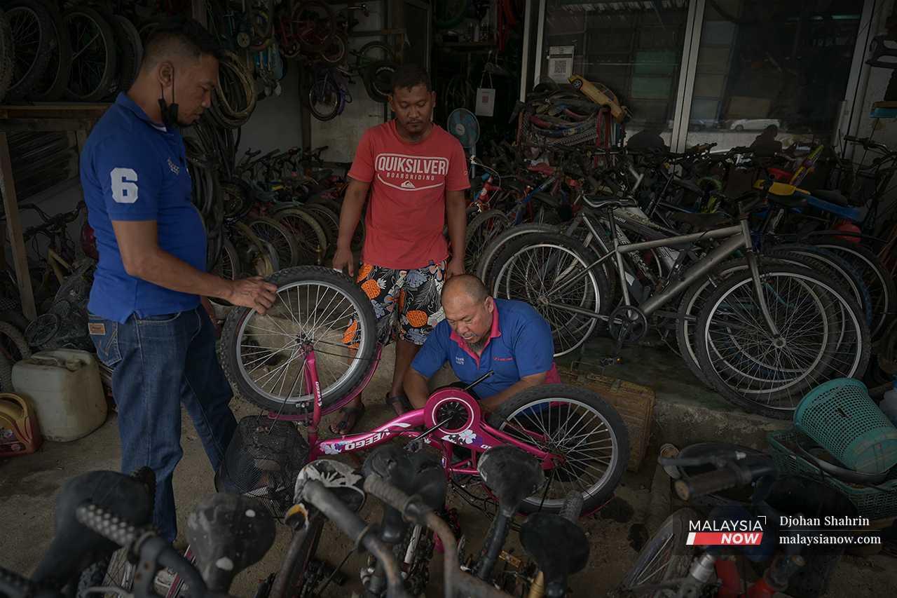 Then, he gets to work, stopping whenever he has customers who bring their bicycles to him for repair. 