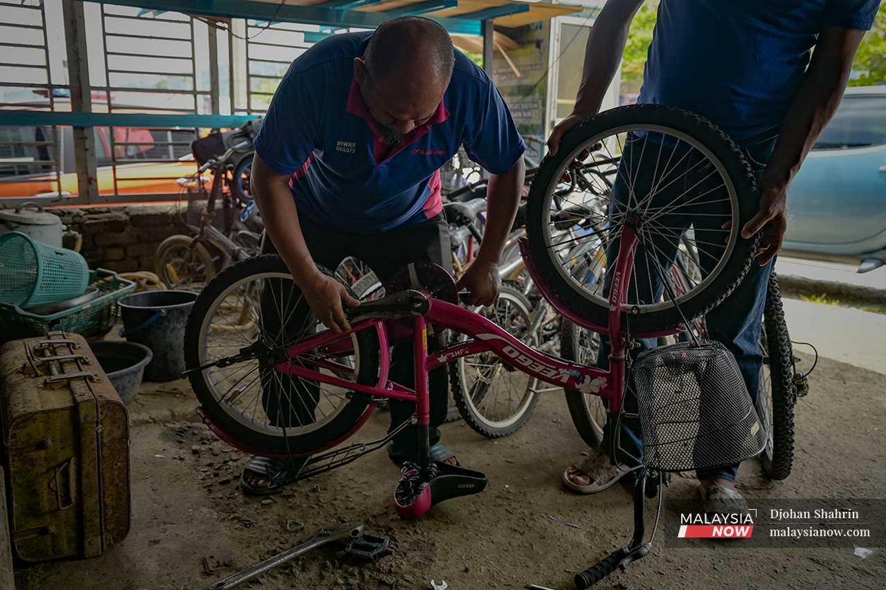 Kamal never had any formal lessons on how to fix bicycles. Everything he knows, he picked up from his friends and from his frequent study of the internet. 
