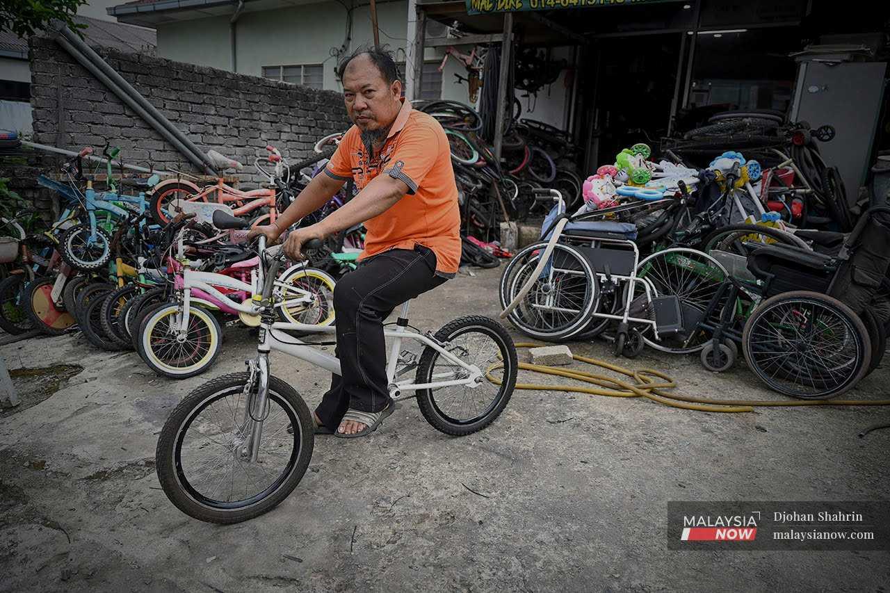 Kamal was not always a used bicycle repairman. Once, he ran a motivational camp in Hulu Langat. But a lack of support and demand eventually saw a steep drop in his business there. 