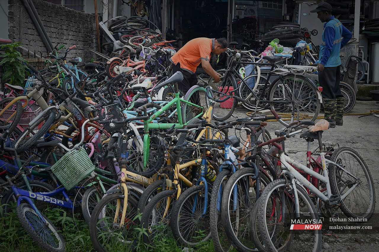 Mohd Kamal Jusoh memiliki bengkel membaiki basikal di Kampung Sungai Serai di Hulu Langat, Selangor.