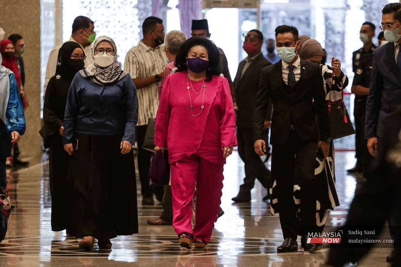 His wife, Rosmah Mansor, arrives in a bright pink outfit to join those already in the courtroom as well.