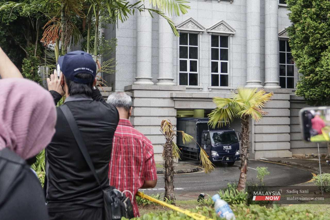  Sebuah trak polis menunggu di luar Istana Kehakiman ketika persiapan dibuat untuk membawa Najib ke Penjara Kajang.
