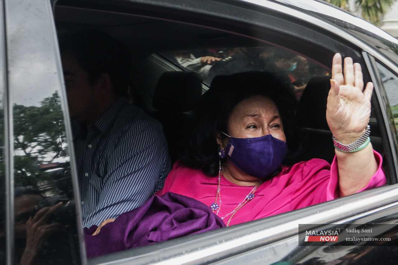 Rosmah melambai kepada pemberita ketika keretanya meninggalkan kompleks mahkamah selepas keputusan hakim.