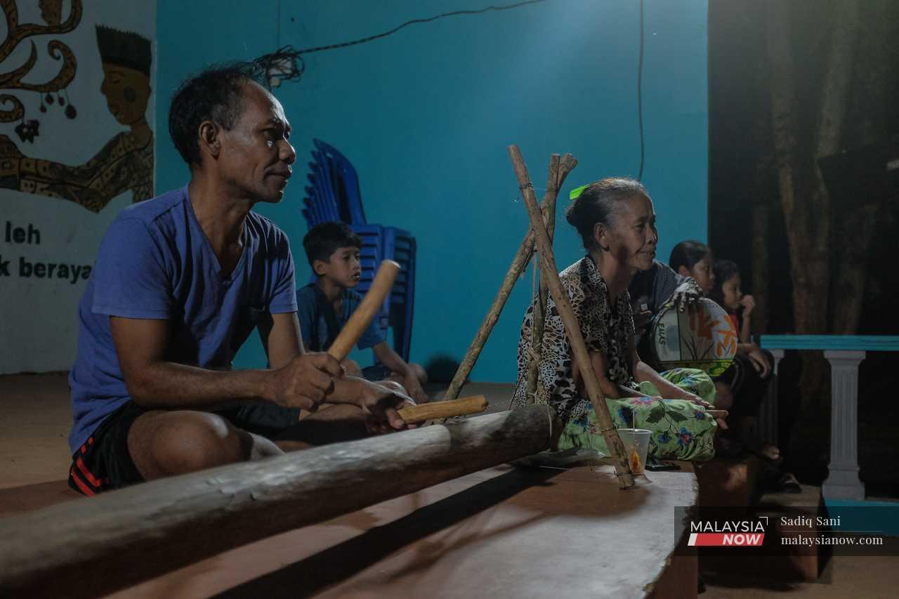 Ketika malam menjelang, penduduk kampung mula berkumpul untuk berlatih sebelum membuat persembahan diiringi alatan muzik tradisional.

